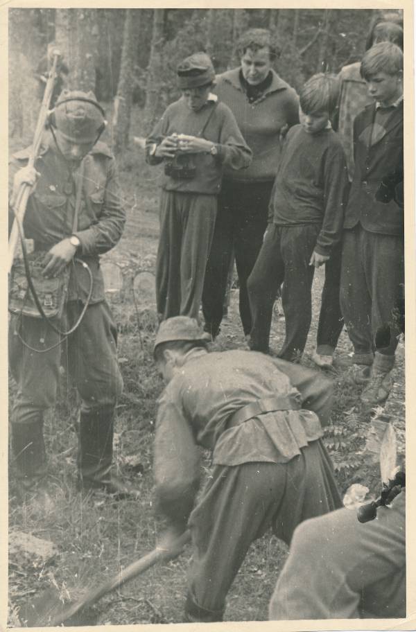 Grupifoto. Tartu Pioneeride Maja noored Peipsi ääres Kauksi oja kaldal Aurora kahurite aukude kaevamistel. 1966.a.