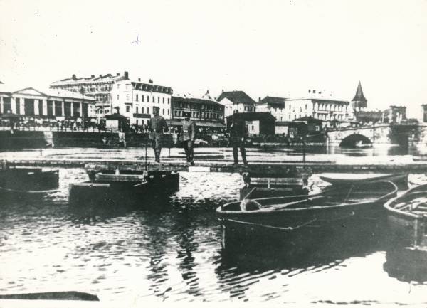 Grupifoto. Saksa okupatsioonivägede tunnimehed Holmi tn pontoonsillal. Tartu, 1918.a.