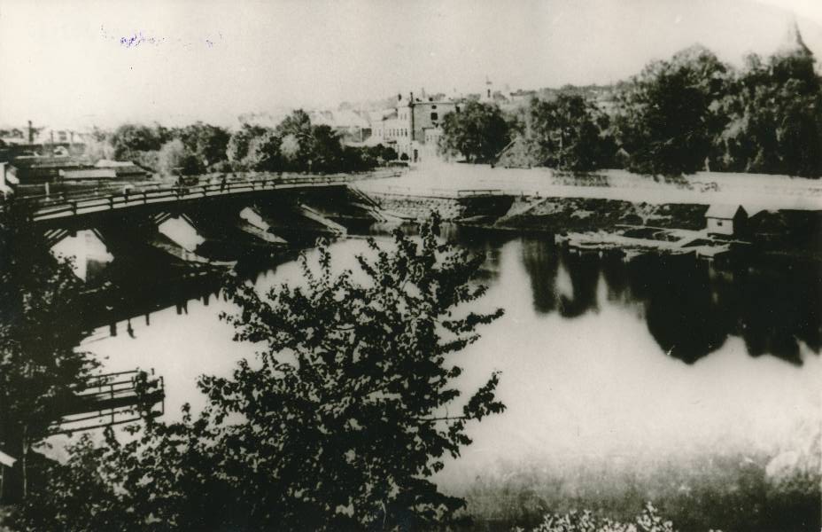 Tartu linnavaade. Puusild Emajõel. 1930ndatel.