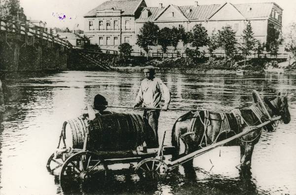 Tartu linnavaade. Veevedaja Emajõe ääres Vene tn. 20. sajandi algus.