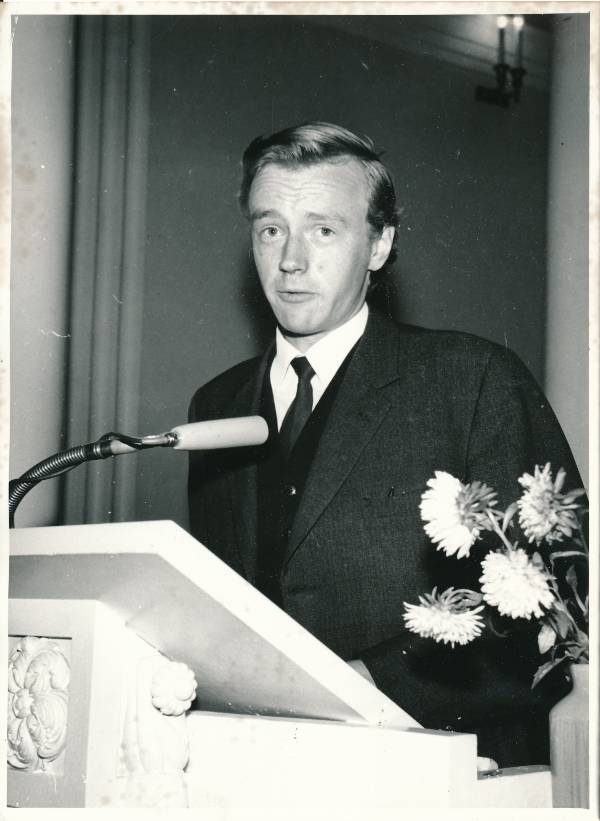 Komsomolikonverents 1971a TÜ aulas. Kõnet peab ülikonnas meesterahvas.