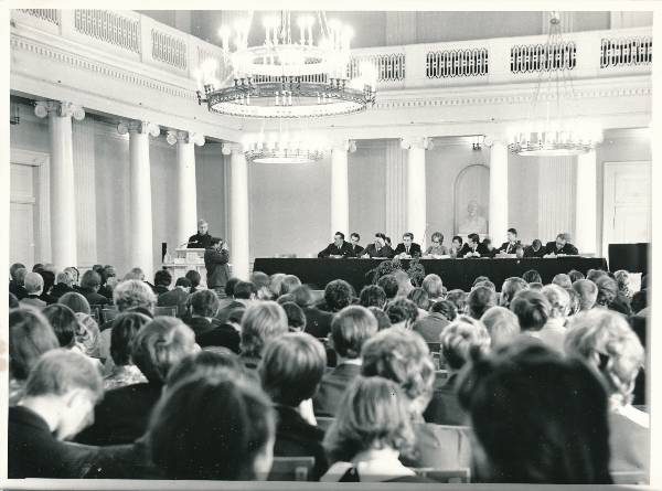Komsomolikonverents 1971a TÜ aulas. Tagaplaanil presiiduim ja esineja kõnepuldis.