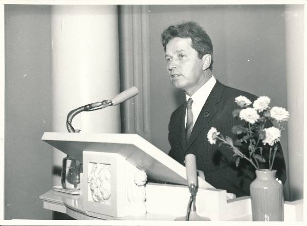 ÜLKNÜ KK I sekretär esineb instungil TÜ aulas 1971a.