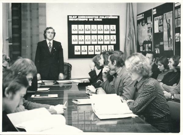 Komsomoliraporti allkirjastamine TÜ komsomolikomitees 1977a.