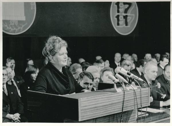 Pidulik aktus Vanemuises TÜ 175. aastapäeva pidustuste raames 1977a. Kõnepuldis NSV Liidu kõrghariduse ministri asetäitja.