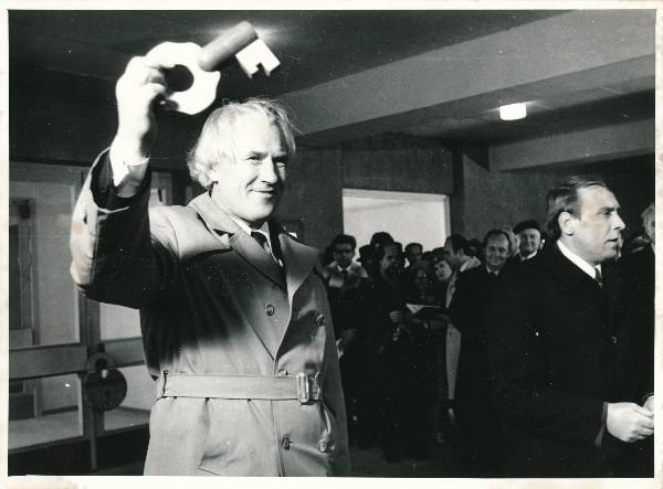 TÜ 175. aastapäeva pidustused 1977a. Füüsikahoone avamine, A. Koop sümboolse võtmega.