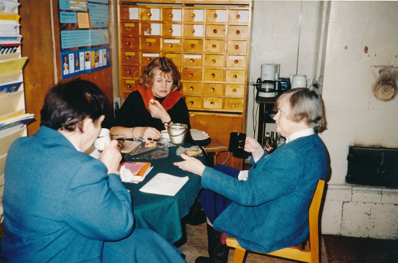Tartu linnamuuseum, kohvipaus. Vasakult Anne Kollist, Helve Russak, Heivi Pullerits. 1999. Foto Silja Paris.
