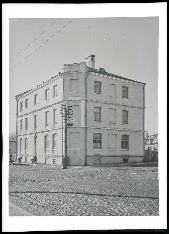 Klaasnegatiiv. Aleksandri 9 (endine juudi kool). Tartu, 16.04.1946.