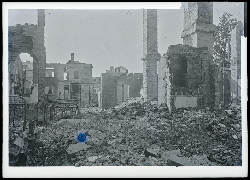 Klaasnegatiiv. Sõjavaremed: Kuperjanovi tänav. Tartu, 1941.