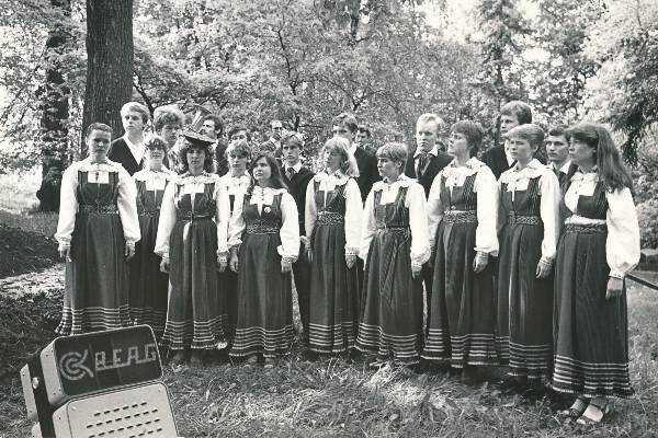 Grupifoto. K.J.Petersoni monumendi avamine Toomemäel. 1983.a.