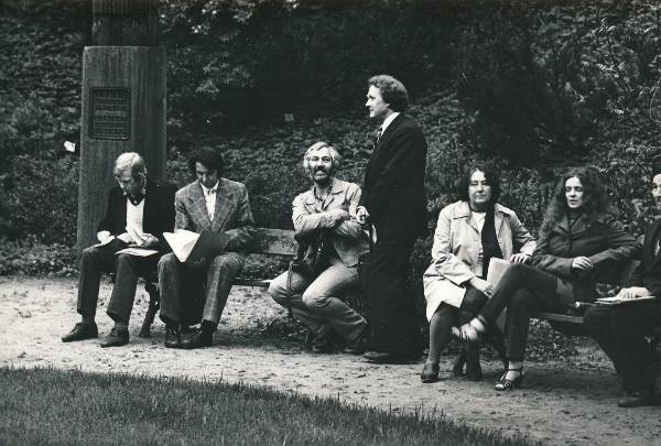Linnafestival "Tartu kevadpäevad", luuleõhtu botaanikaaias. Vasakult Aivo Llõhmus, Hando Runnel, Jaan Kaplinski, Arvo Valton, Velli Verev, Lehte Hainsalu. Tartu, 1983.