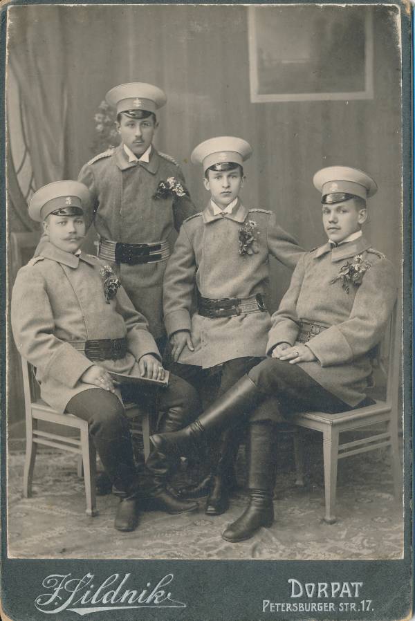Grupifoto. Pagariäri omanik Karl Weber, rohukaupmees Karl Nigol, kullasepp Rudolf Tornius, kellasepp Rudolf Lomp. 20. sajandi I poolel.