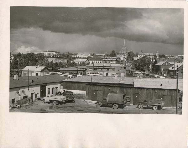 Tartu linnavaade. TRÜ garaazid Narva mnt ääres. 1970ndatel.