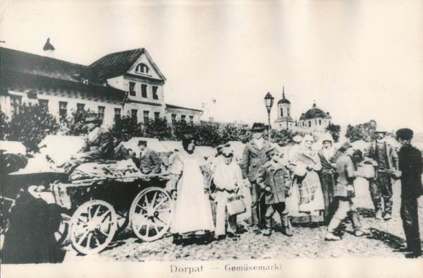 Fotokoopia. Tartu linnavaade. Juurviljaturg. 20. sajandi I poolel.