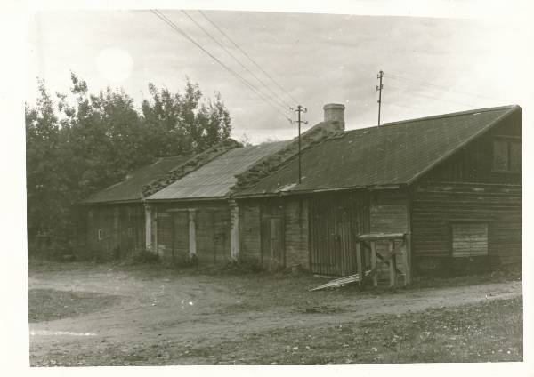 Maarjamõis. Sepikoda ja vankrikuur 1977a.