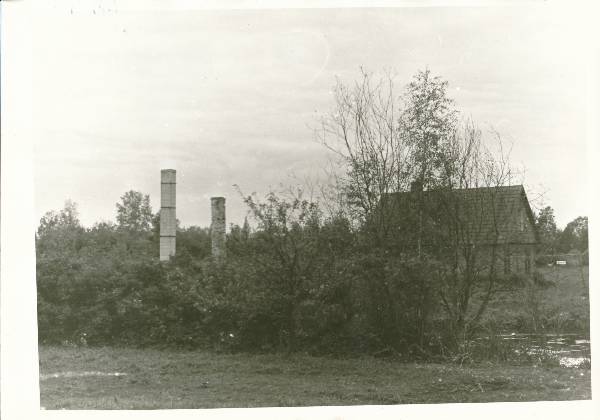 Maarjamõis. Kasvuhoone varemed ja aedniku kuur 1977a.