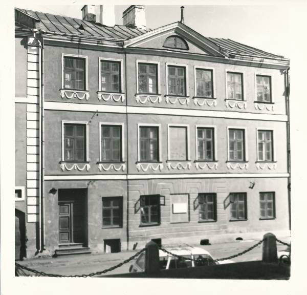 Hoone Tartus Ülikooli tn, TÜ peahoone vastas.