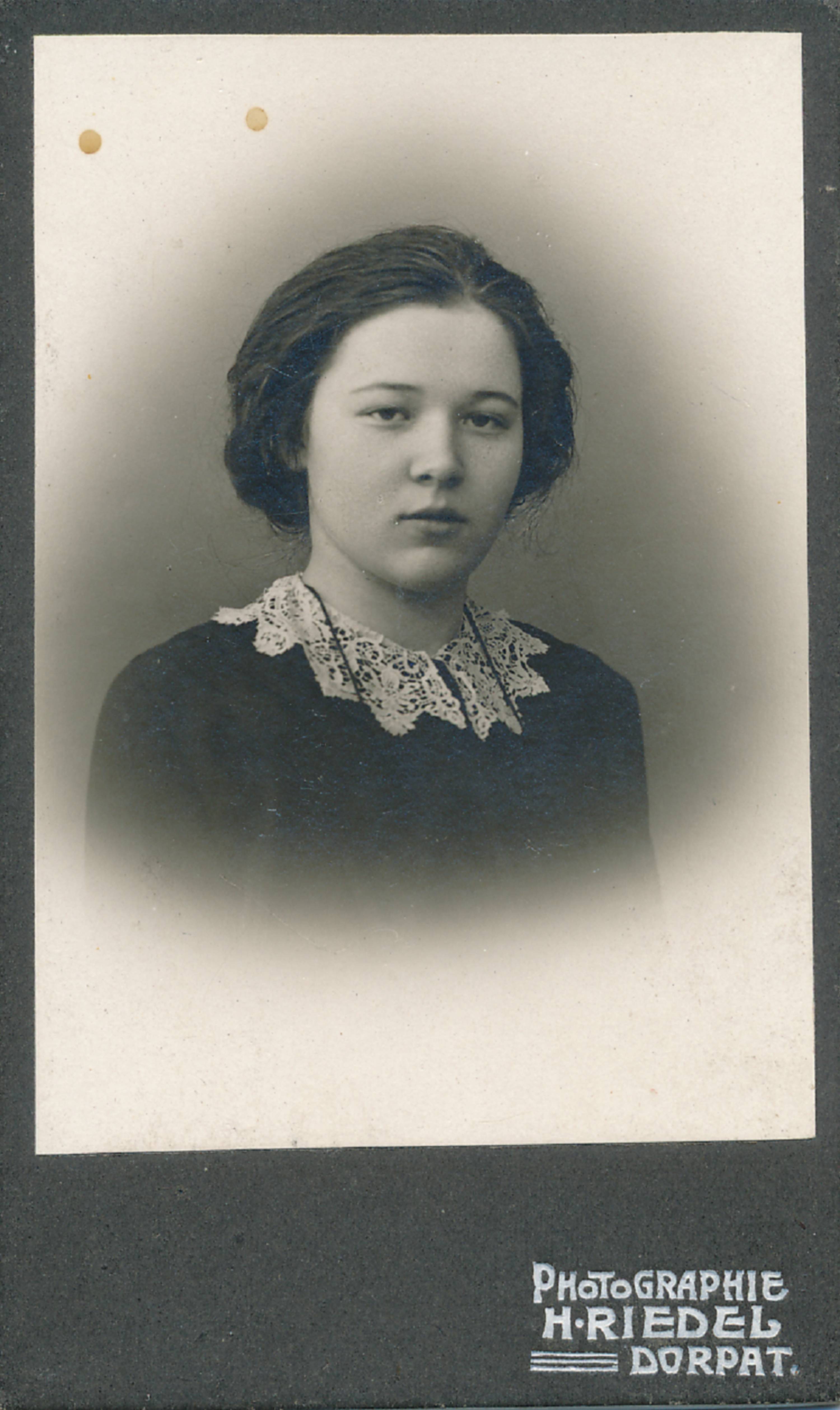 Portreefoto. Noor naine. Tartu, 19.sajandi lõpus.