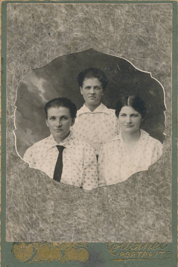 Portree kolmest naisest 20 saj alguses.