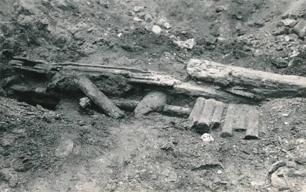 Arheoloogiline kaevamine Tartus 1979a. Puitrajatis linnamüüri ja 1775a hävinud kvartali vahelt mustast pinnasest.