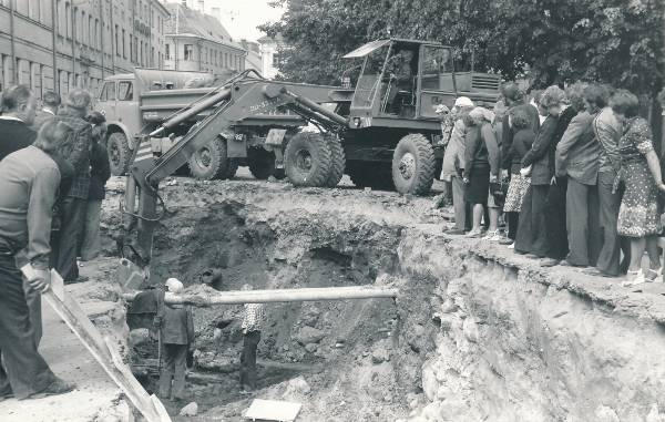 Arheoloogiline kaevamine Tartus 1979a. Kaevendi otsaseinas 1775a tulekahjus hävinud hoonete müürid.