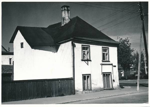 Maja Tartus Uue tn ja 1. Mai tn nurgal.