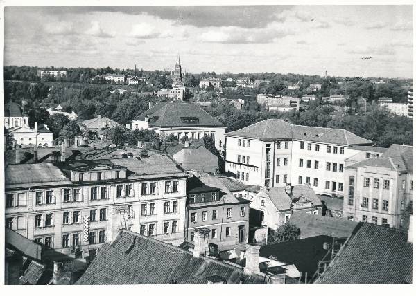 Kingissepa t (Küütri t), otse ees õllesaal Õlletare (Humal) Tartu, 1979.
