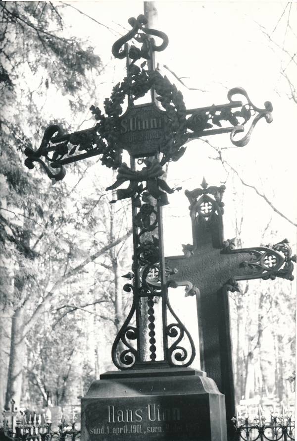 Sepisrist Raadi kalmistul (haud: Hans Uinn). Tartu, 1980.