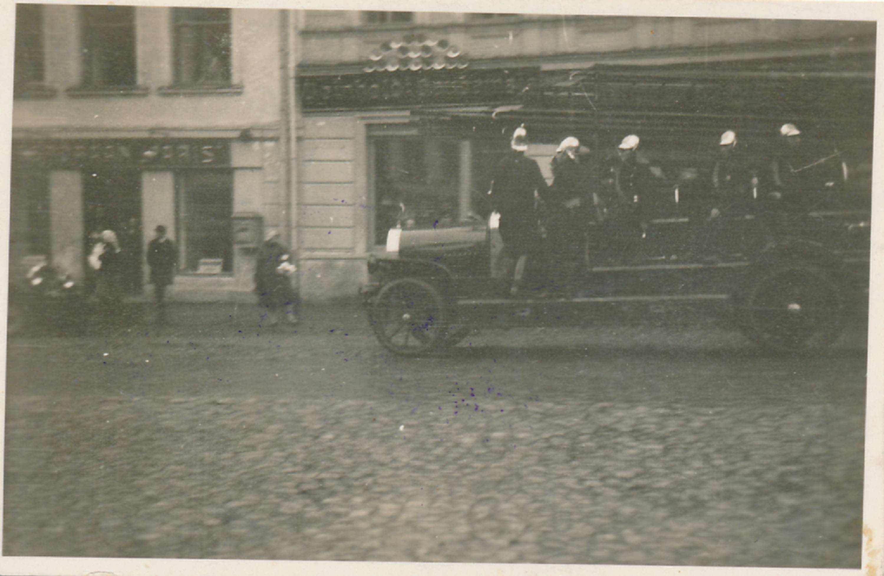 Tartu Linna Tuletõrje Ühing. Tuletõrje õppused raekoja platsil. 20. sajandi algus.