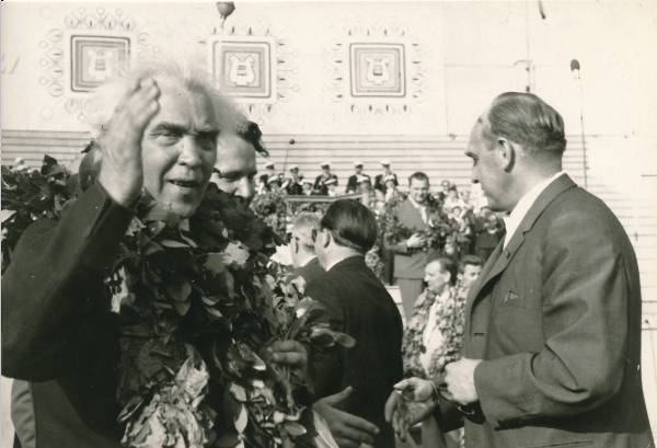 Juubelilaulupidu Tartus 1969a. vasakul G. Ernesaks.