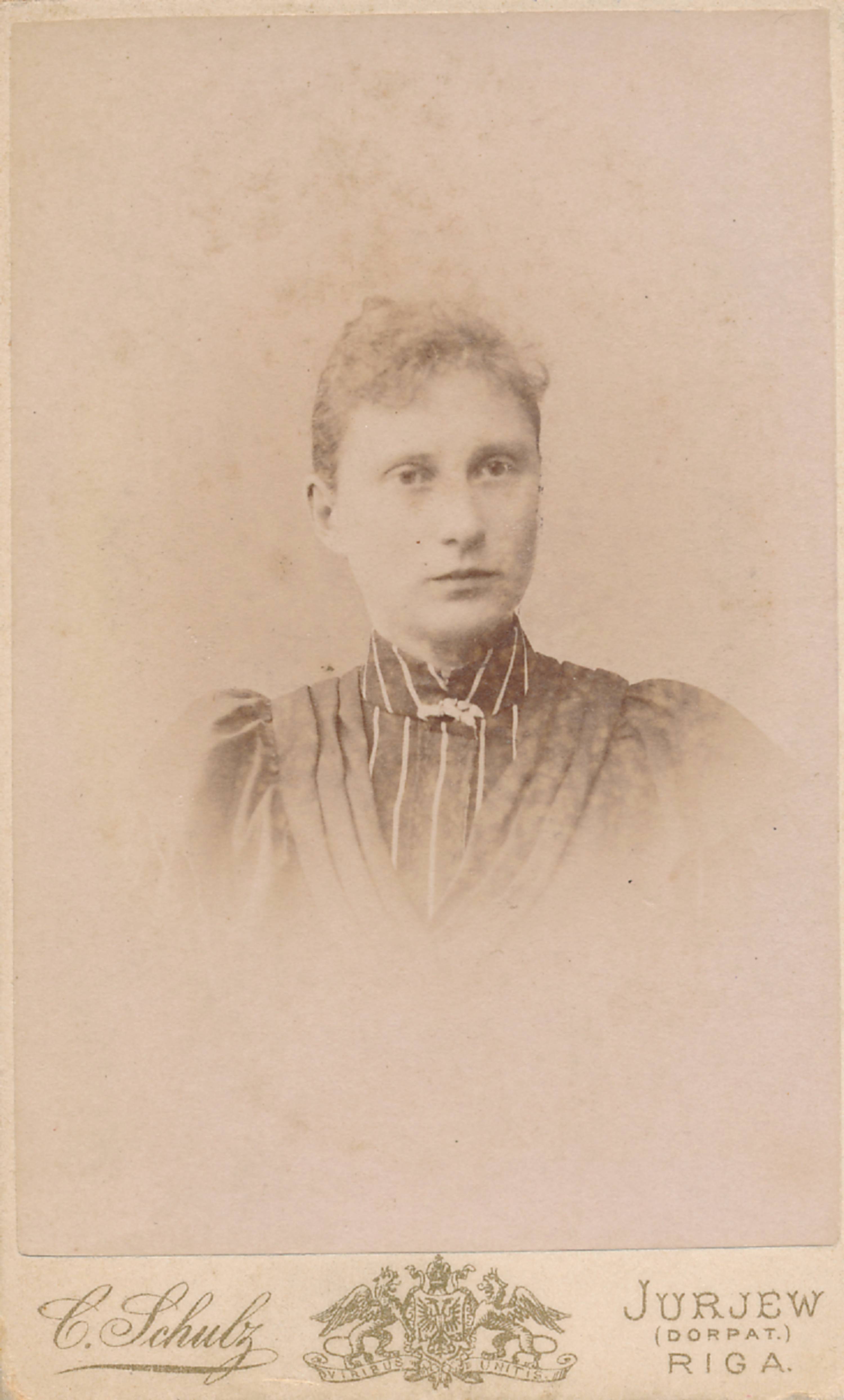 Portreefoto. Noor naine. Tartu, 19.sajandi lõpus.