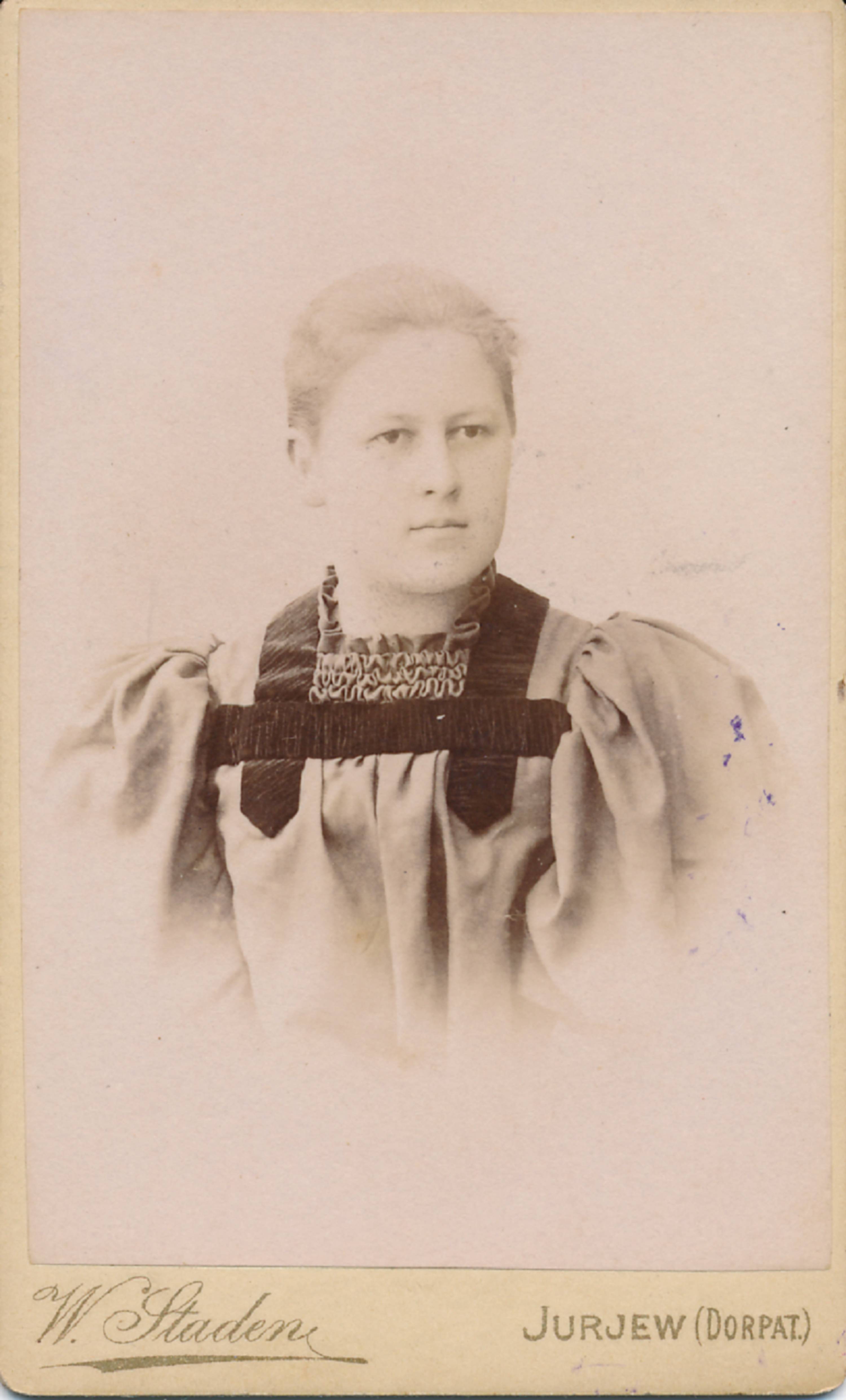 Portreefoto. Noor naine. Tartu, 19.sajandi lõpus.