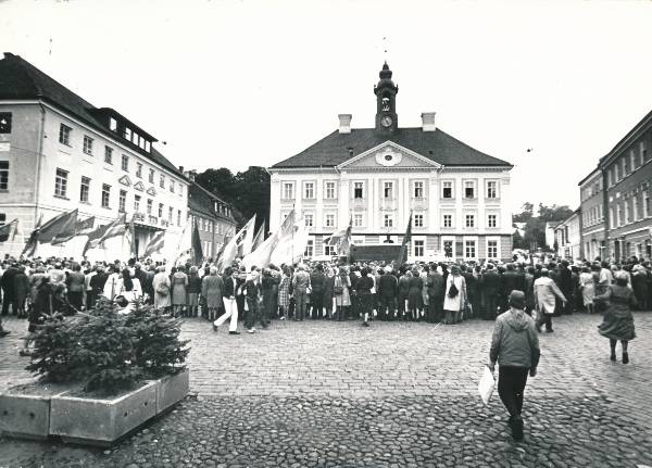 Tartu 950. juubel. Võimlemispidu Tähtvere lauluväljakul 1980a.