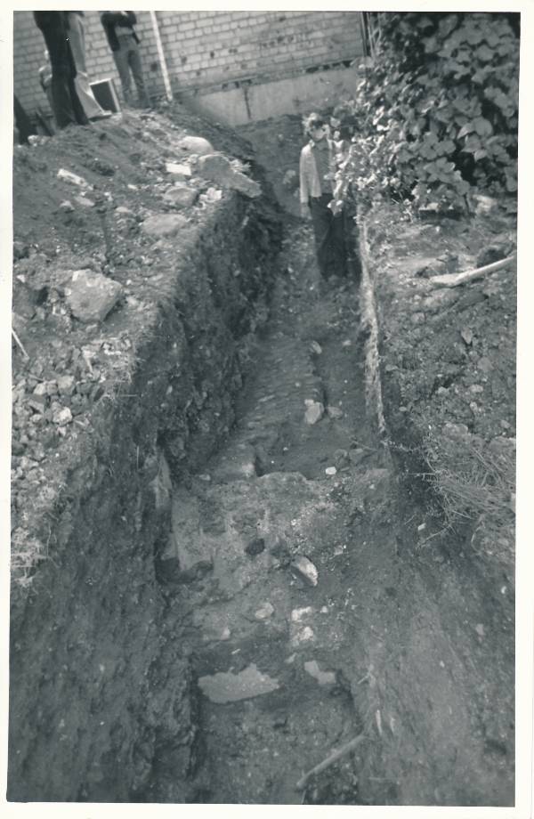 Arheoloogialeid. Kaevamised Tartus, Magasini tn 12A. 1980.a.