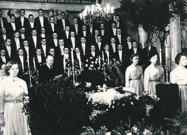 Eesti NSV rahvakunstniku Juhan Simmi matus TRÜ aulas. Tartu, 26.12.1959.a.
