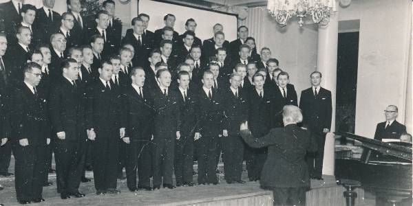 Grupifoto. Juhan Simm Etnograafiamuuseumi 50. aastapäeval TRÜ aulas. 19.04.1959.a.