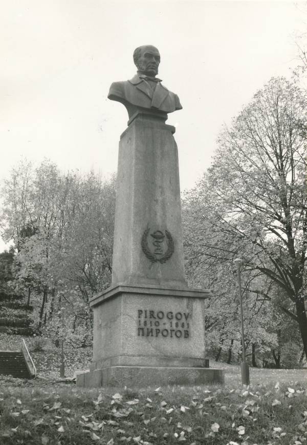 Tartu linnavaade. Nikolai Pirogovi monument Toomemäe nõlval. 1985.a.