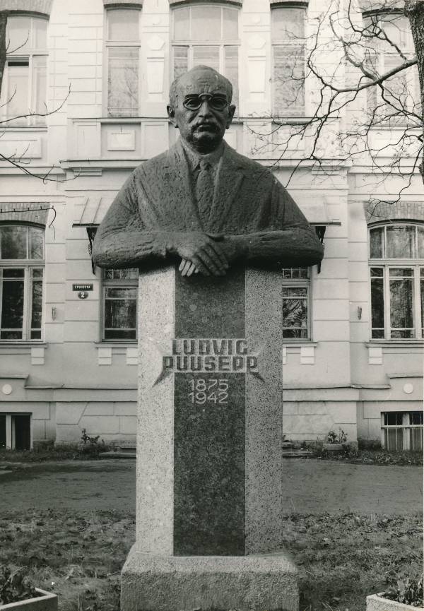 Tartu linnavaade. Ludvig Puusepa monument, L.Puusepa tn 2 haigla ees. 1985.a.