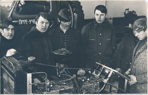 Kursandid laboratoorsetel töödel mootori tehnilise teenindamise alal 1970ndatel.