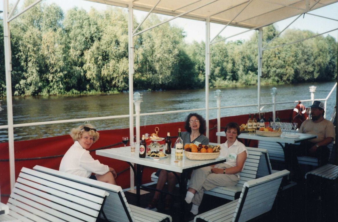 Hansapäevad, seminarist osavõtjad laevakohvikus. Tartu, juuni 1999. Foto Helve Russak.