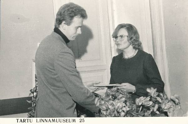 Fotopositiiv. Tartu Linnamuuseumi 25. aastapäevale pühendatud konverents 1980a. Direktor Pullerits õnnitlusi vastu võtmas.