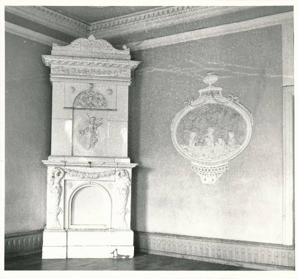 Tartu rajooni kultuurimaja (Narva mnt 23) saal: ahi, seinakaunistused. Tartu, 1981.