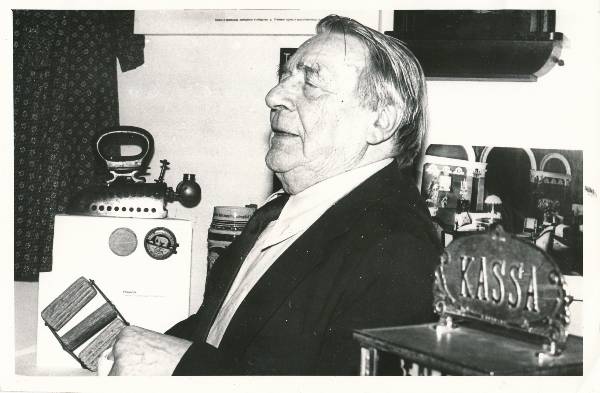 Arhitekt Arnold Matteus linnamuuseumis lektooriumi ajal "Kodulinn Tartu" 1982a.