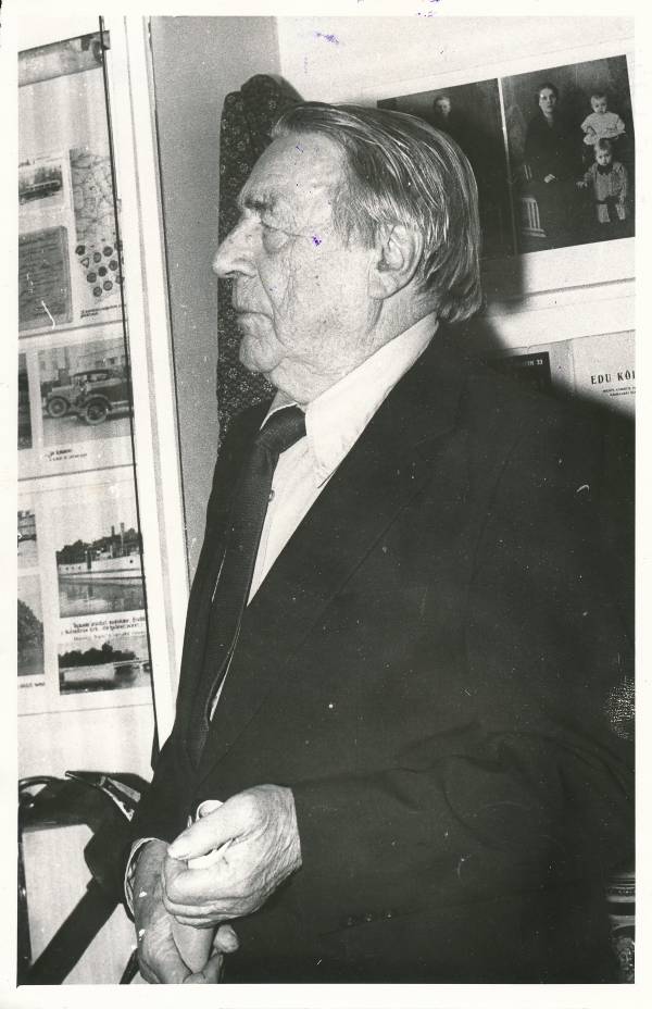 Arhitekt Arnold Matteus esinemas kõnega "Tartu arhitektuur 1920-30ndatel aastatel".