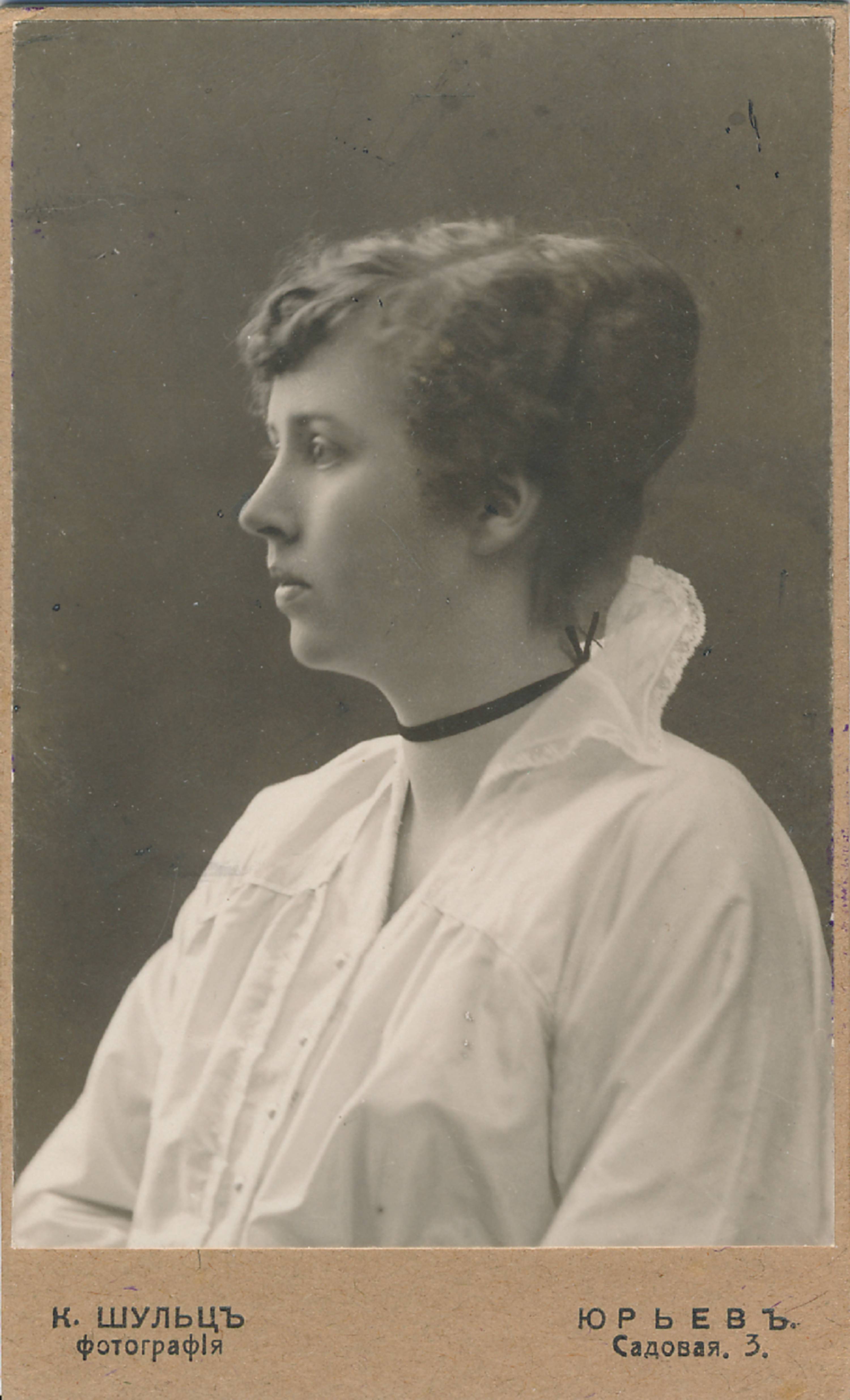 Portreefoto. Noor naine. Tartu, 19 saj lõpp-20 saj algus.