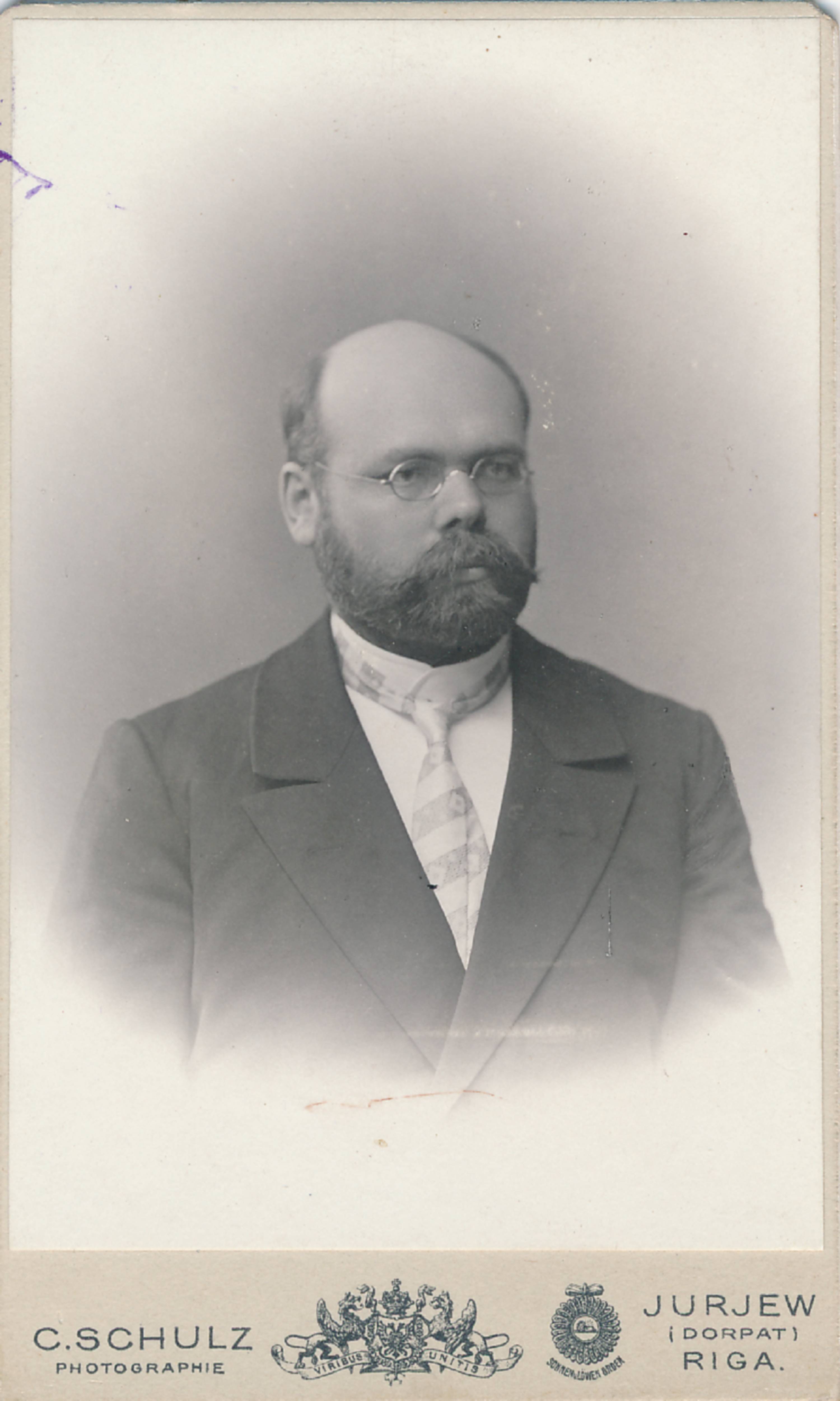 Portreefoto. Mees näpitsprillidega. Tartu, 20 saj algus.