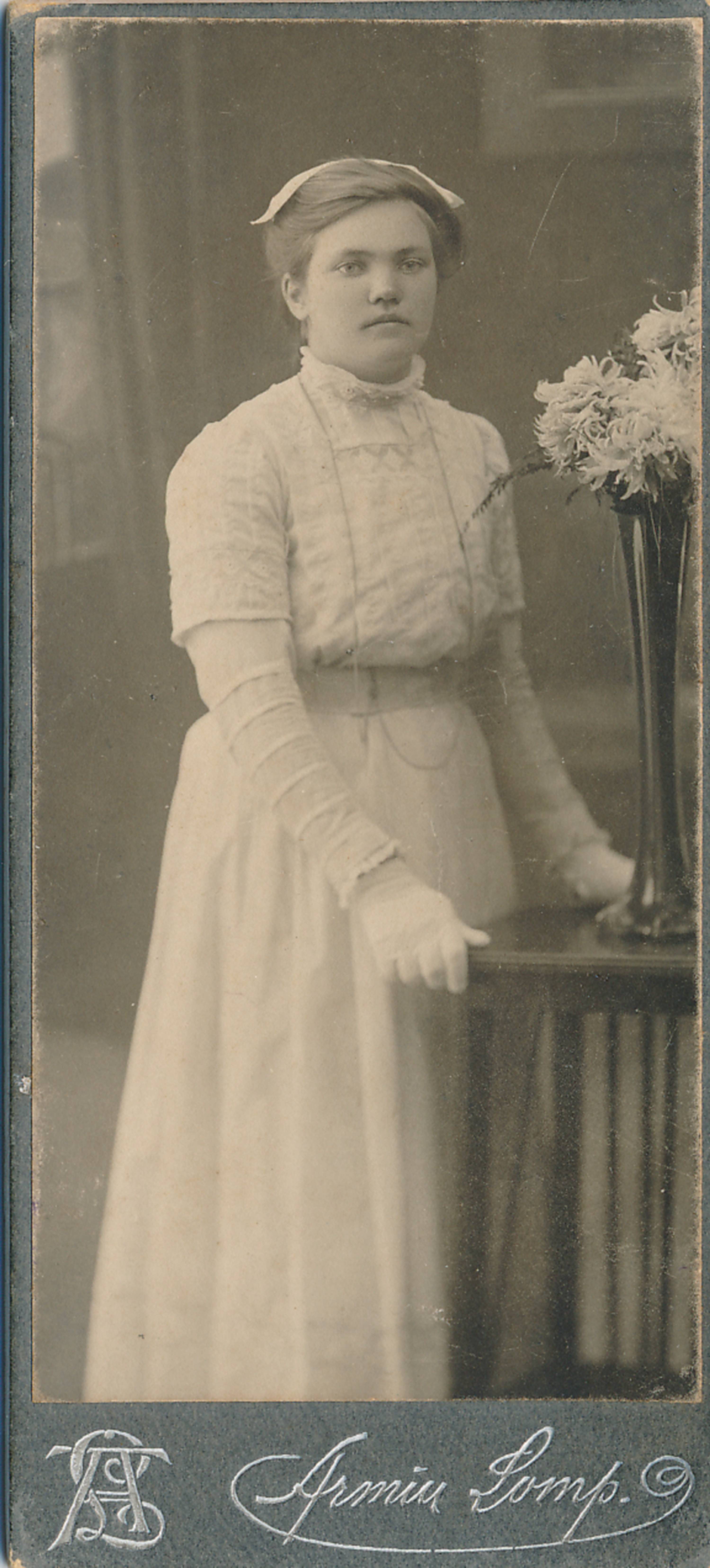 Portreefoto. Pikas kleidis naine. Tartu, 20 saj algus.