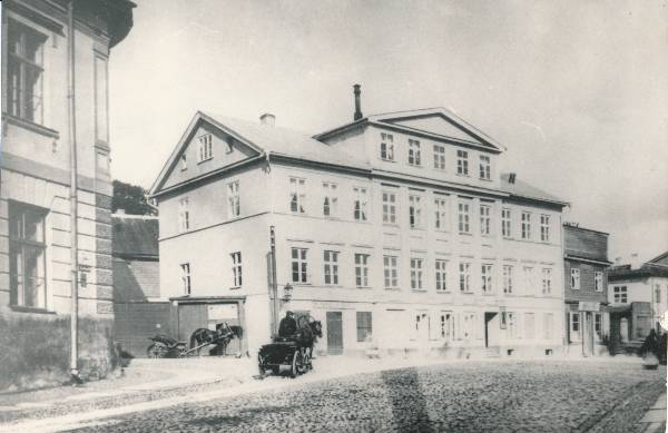 Maja Tartus Riia ja Kalevi tn nurgal.