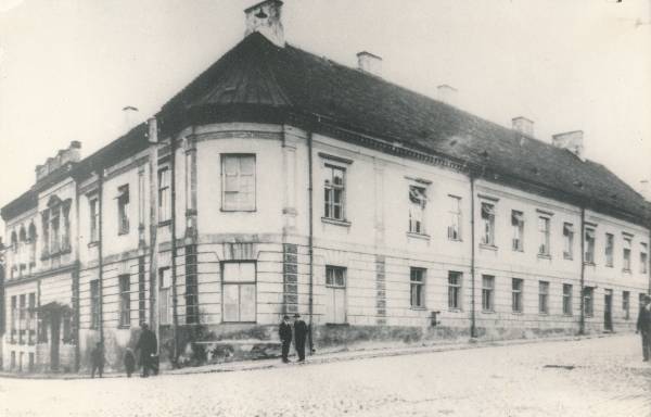 Tartu Linna Tütarlaste Gümnaasium Riia ja Kalevi tn nurgal.