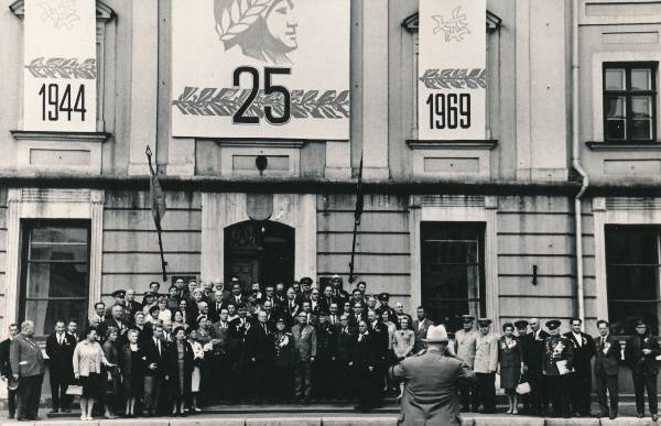 Tartu Vabastajad - SJS veteranid Tartu raekoja ees 1969a.